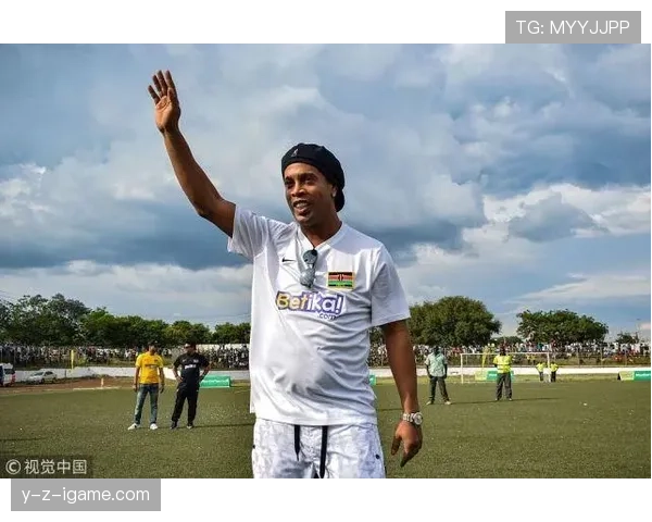 小罗又在沙滩上光脚踢球了，这人到底有没有存款概念啊？