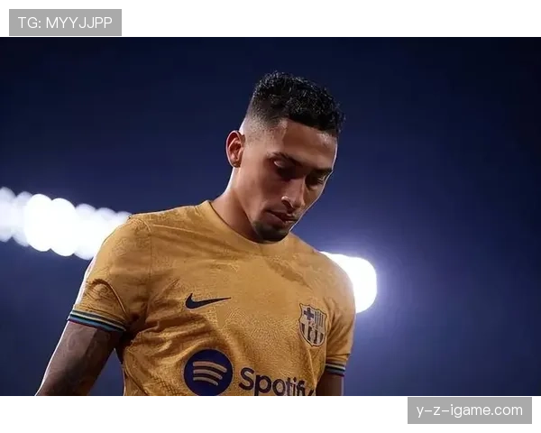 拉菲尼亚训练完直接去接娃，背的包比我房租还贵