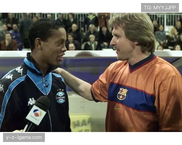 罗纳尔迪尼奥这姿态，比普通人连躺椅都高级不知道多少个档次